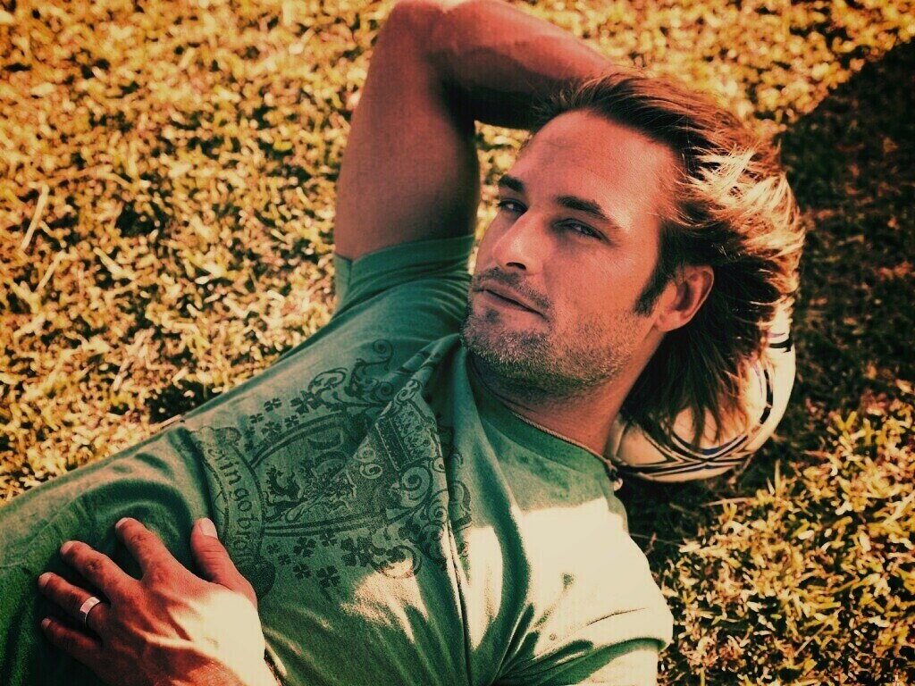 Джош Холлоуэй с мячом обои