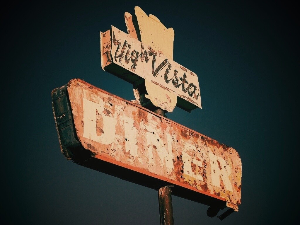 Вывеска заброшенного ресторанчика обои