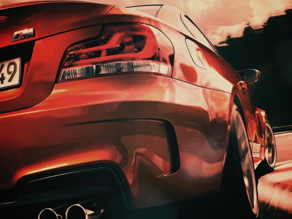 BMW входит в поворот на треке обои