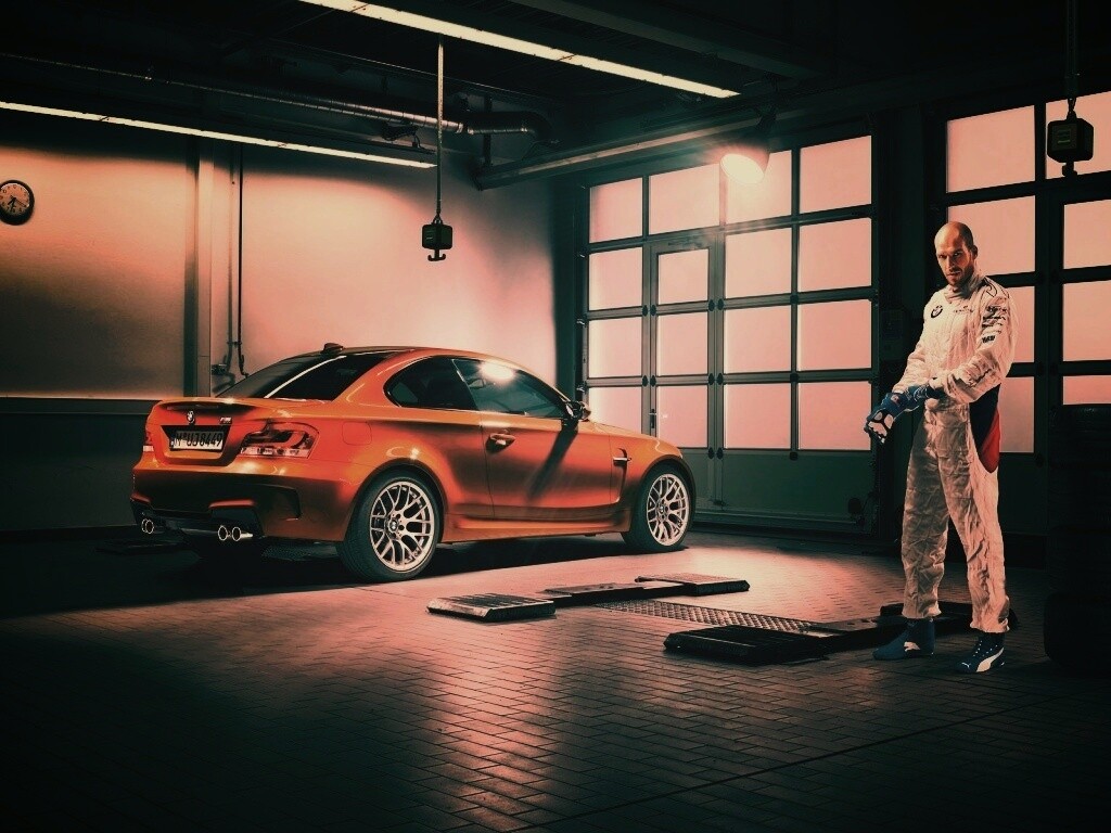 Гонщик и BMW M1 в гараже обои