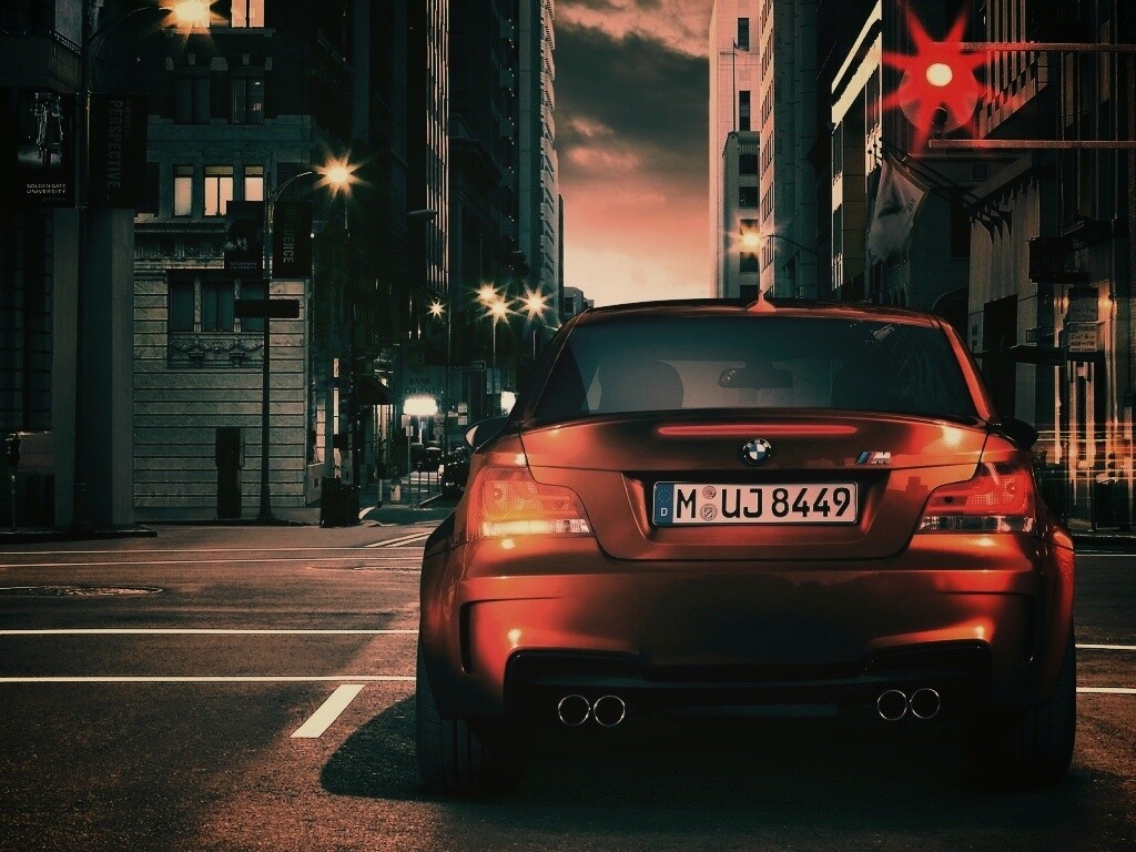 BMW M1 на улицах города обои