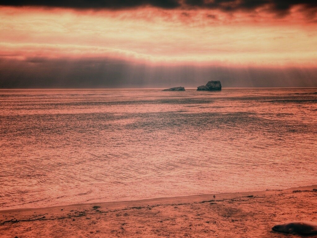 Пляж на фоне светящегосы неба обои