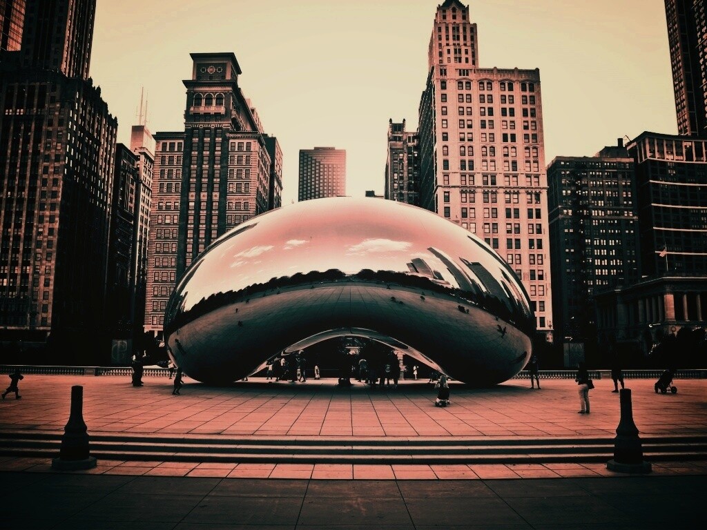 Отражение города в зеркальном монументе обои