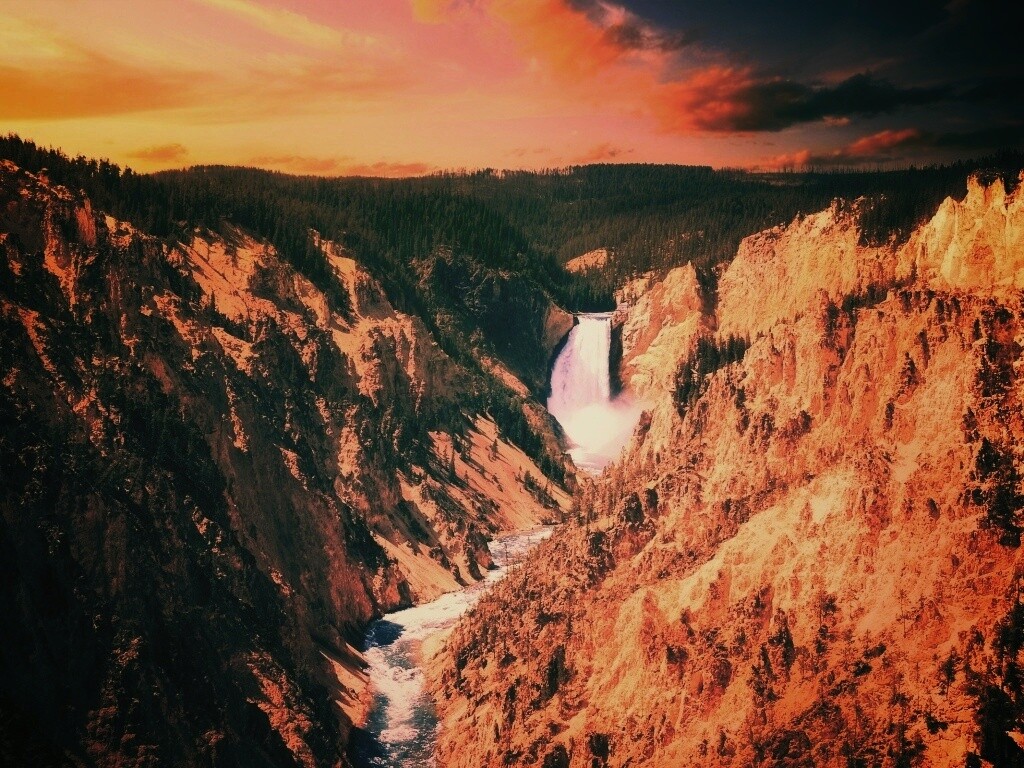 Водопад в скалистой местности обои