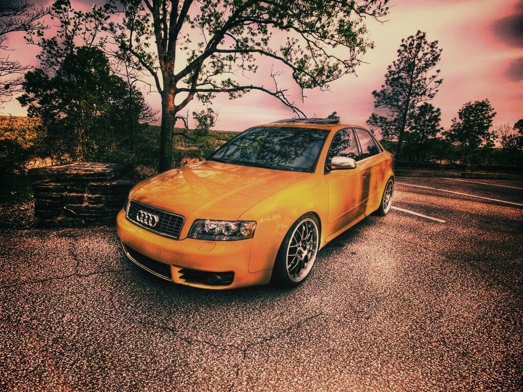 Желтый Ауди на дороге обои