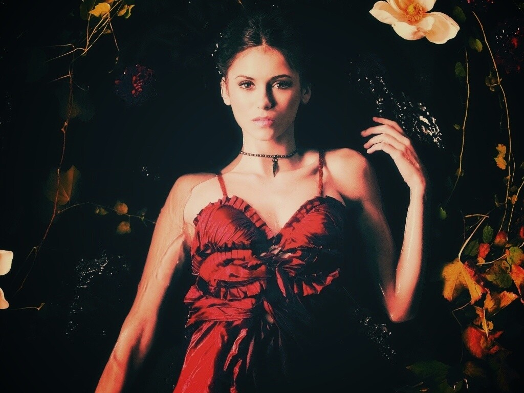 Женщина в красном платье обои