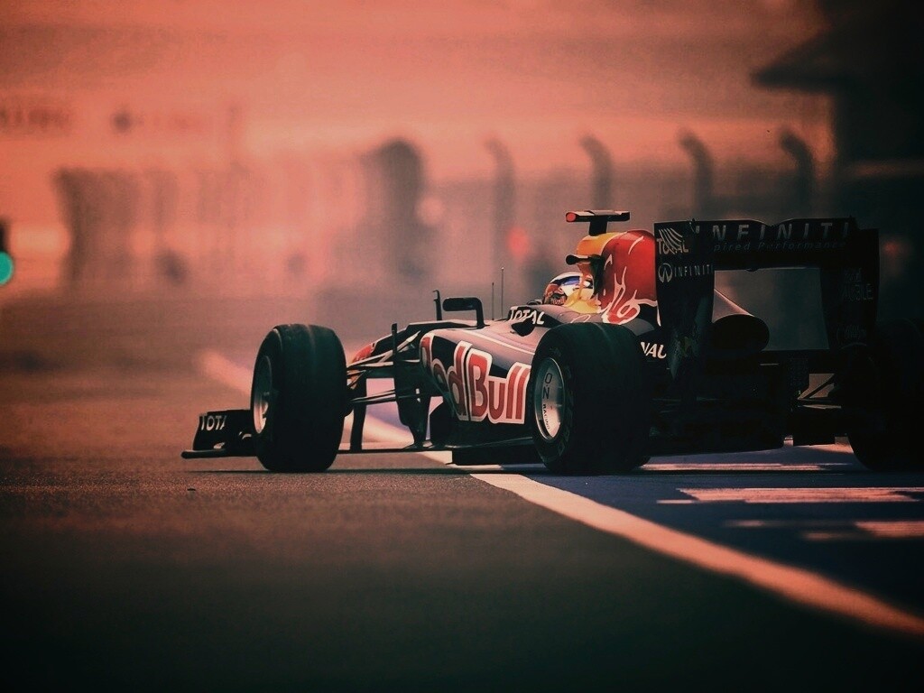 Болид выезжает на трассу обои