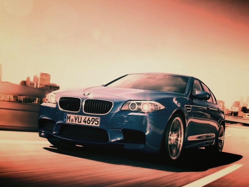 БМВ Ф10 в лучах солнца обои