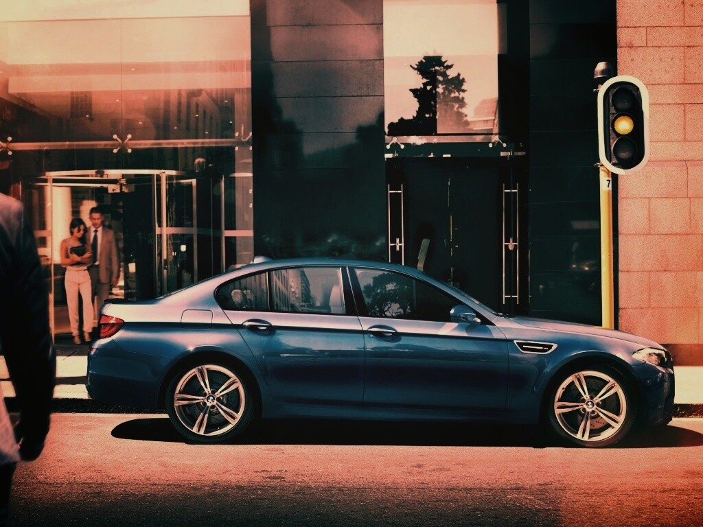 BMW F10 на светофоре обои