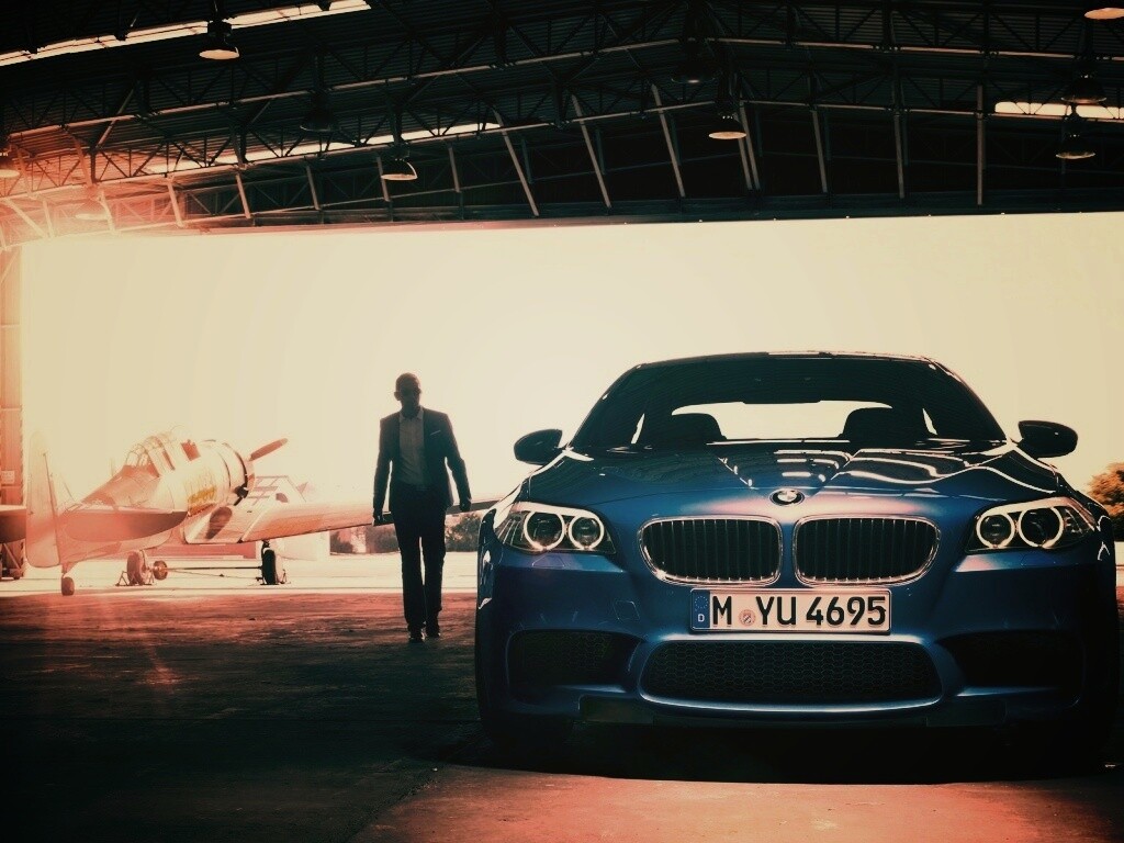 BMW F10 в ангаре обои