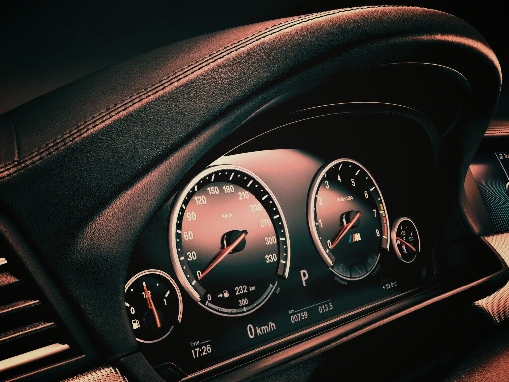 Приборная панель BMW F10 обои