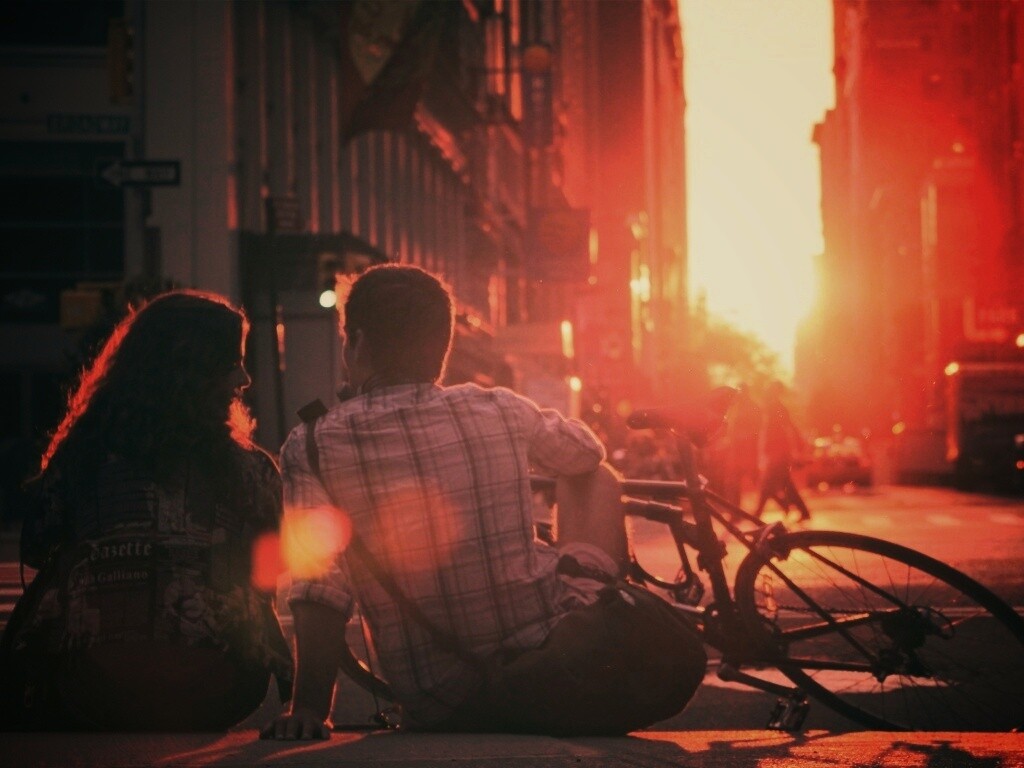 Девушка и парень с велосипедом на закате обои