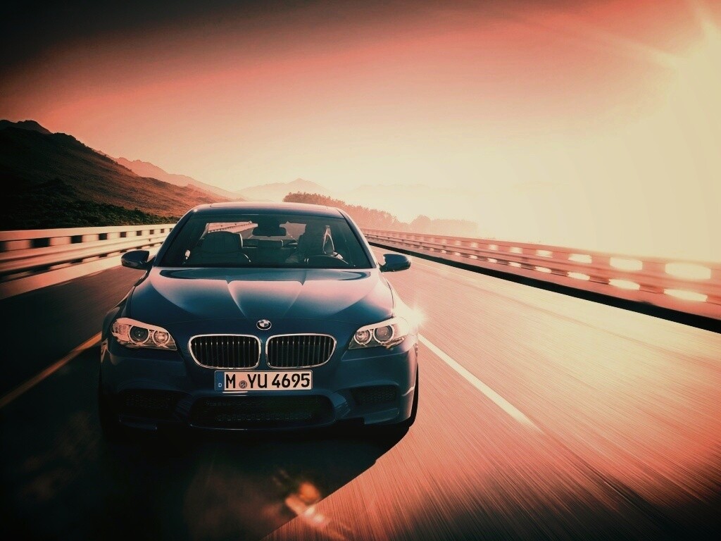 Синий БМВ на дороге обои