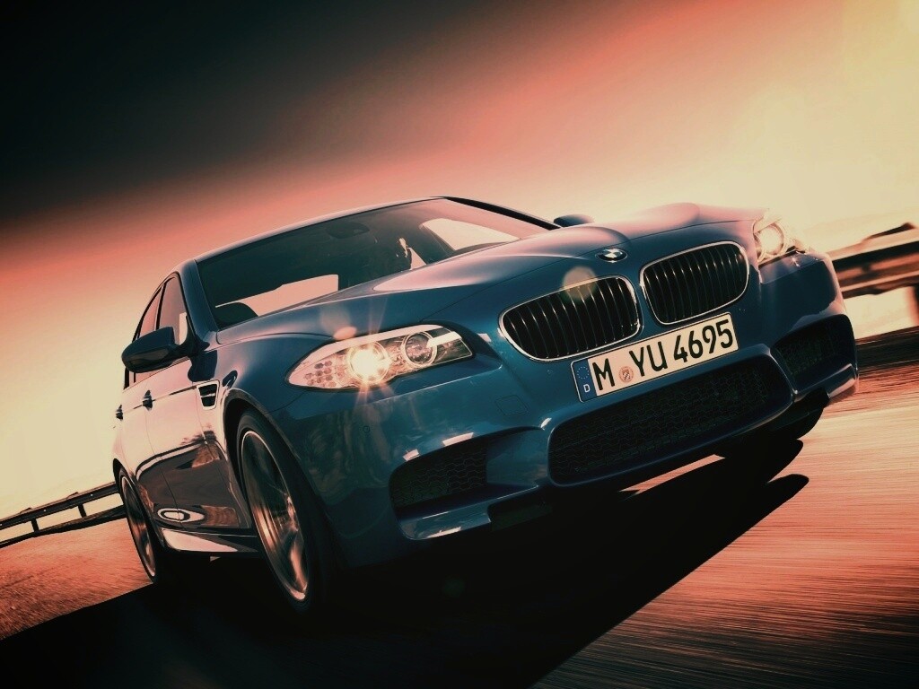 Синий БМВ на трассе обои