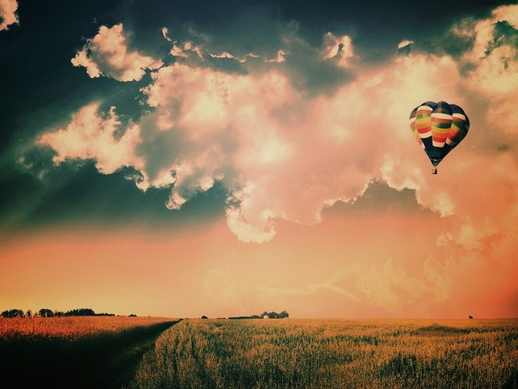 Воздушный шар над зеленым лугом обои