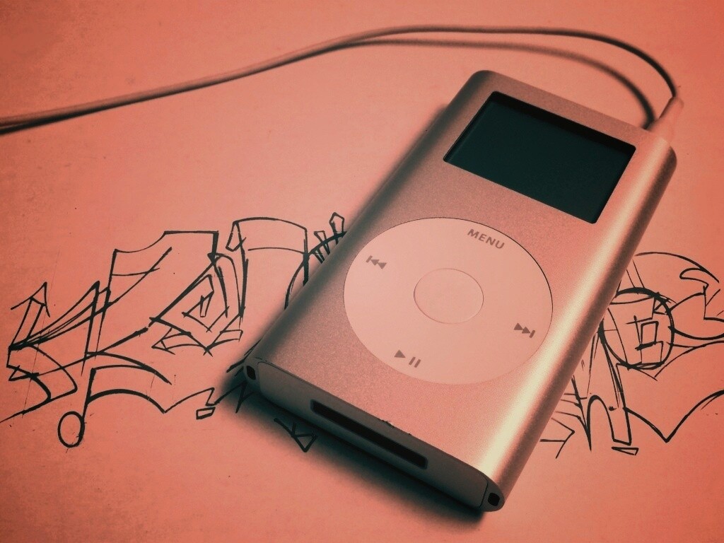 iPod на лиске с граффити обои