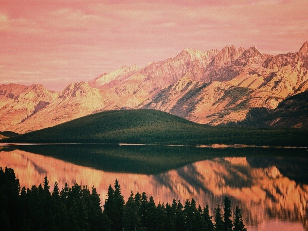 Озеро в предгорье обои