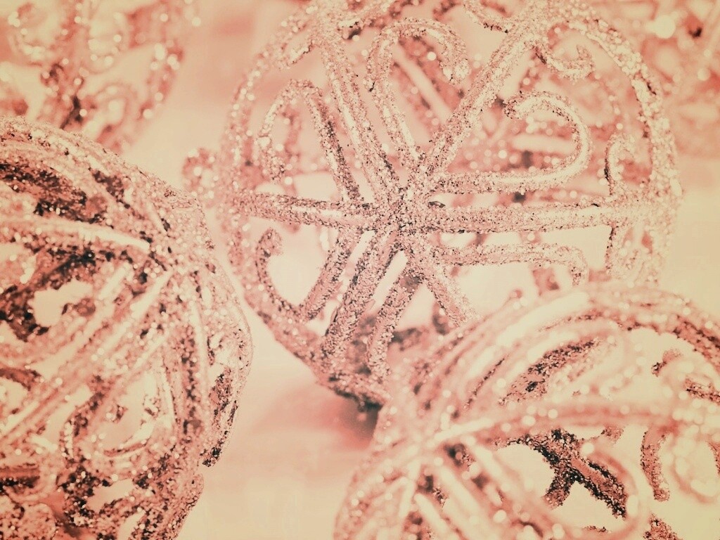 Серебрянные новогодние шары обои