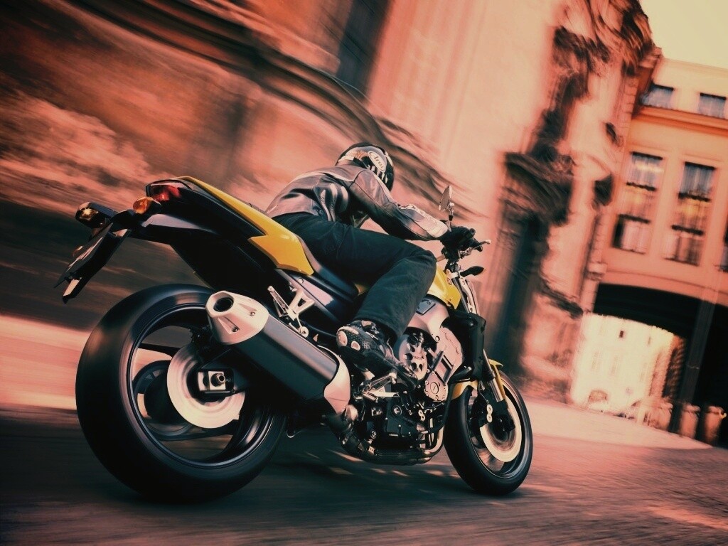 Ямаха и наездник на улицах города обои