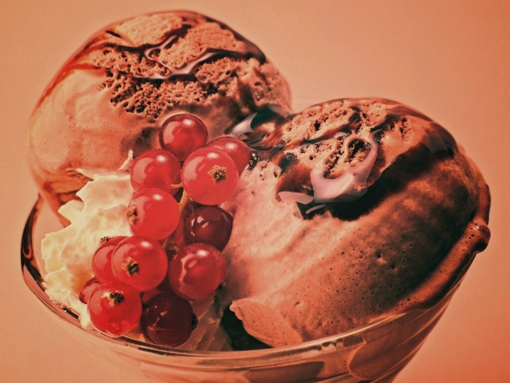 Шоколадное мороженое со смородинкой обои