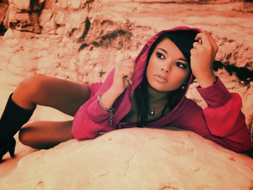 Девушка в розовой накидке обои