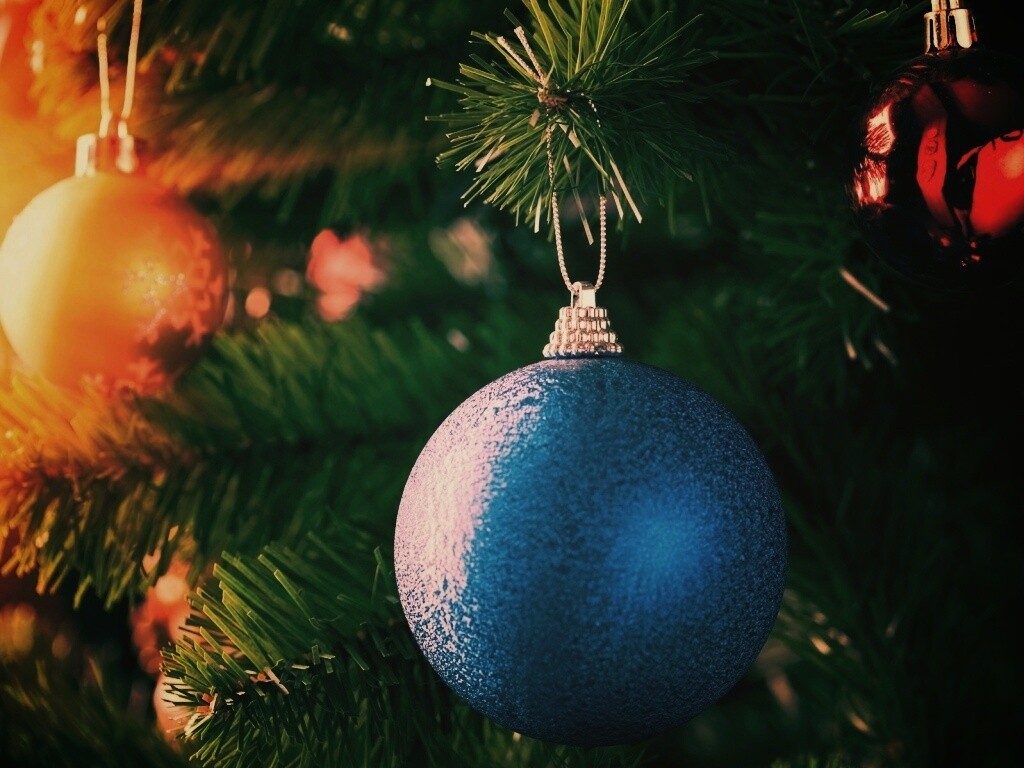 Шары на ёлке обои