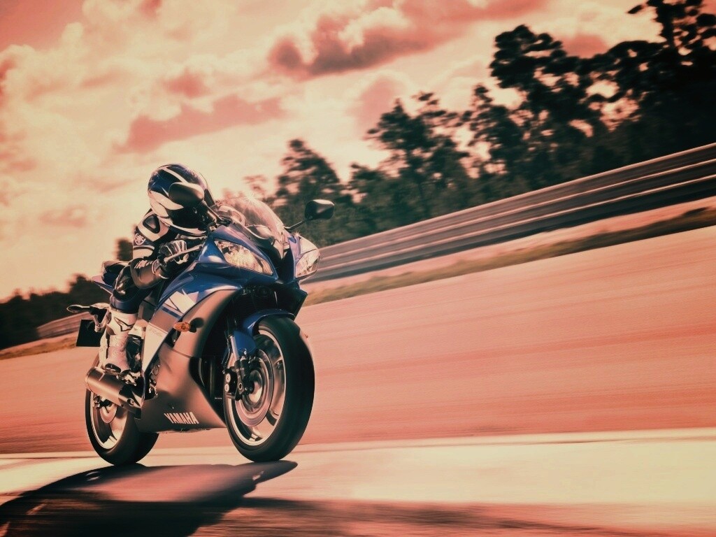 Мотоциклист на треке обои
