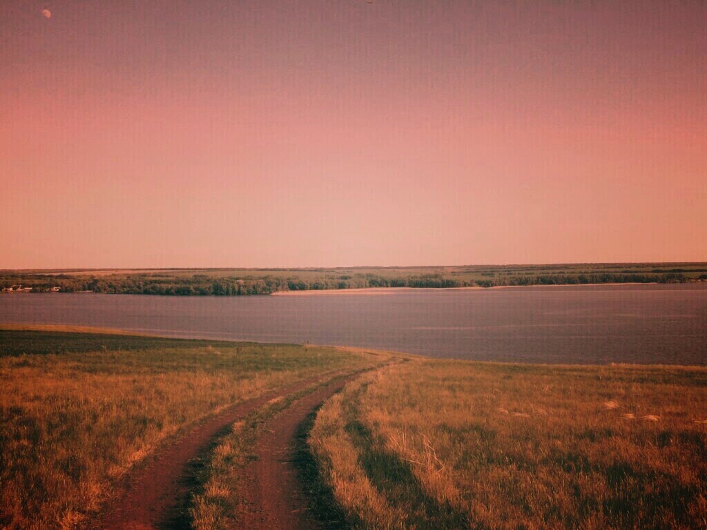 Дорога спускается к воде обои