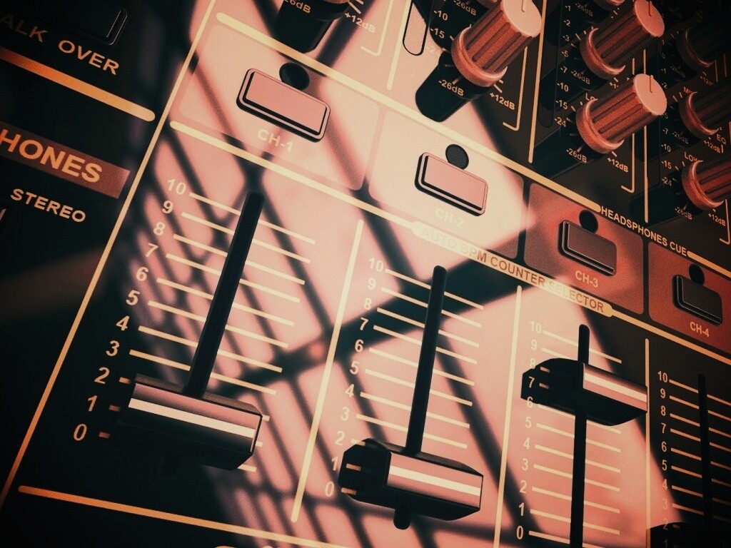 Пульт диджея и отражение на нем обои