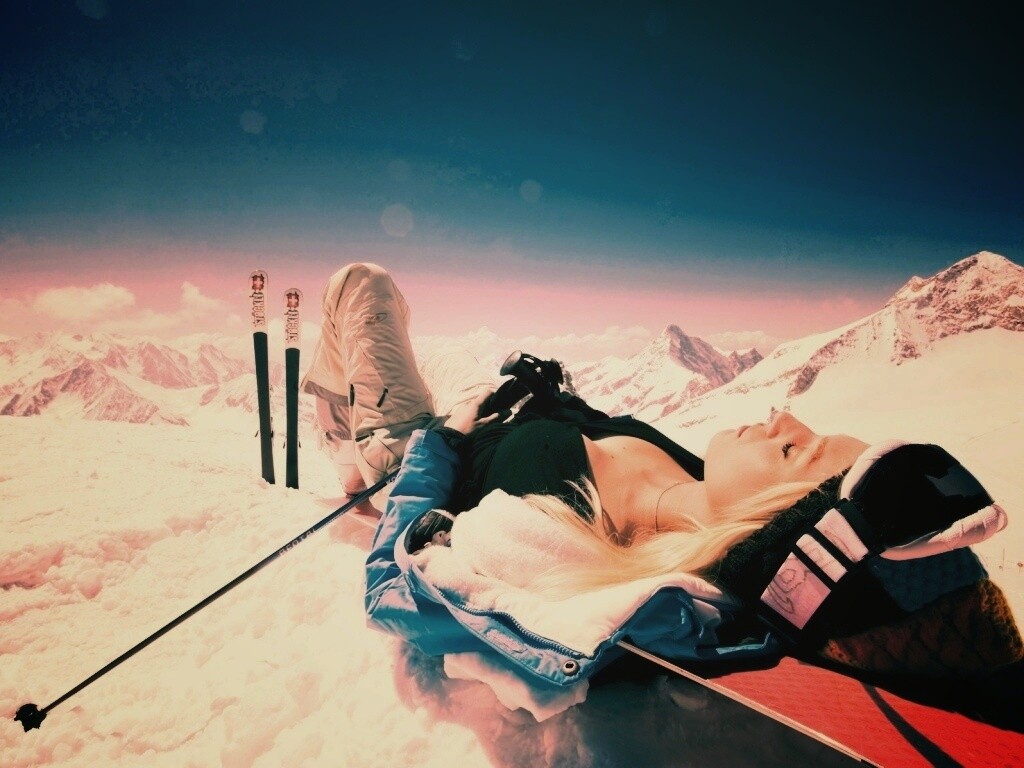 Лыжница отдыхает в горах обои