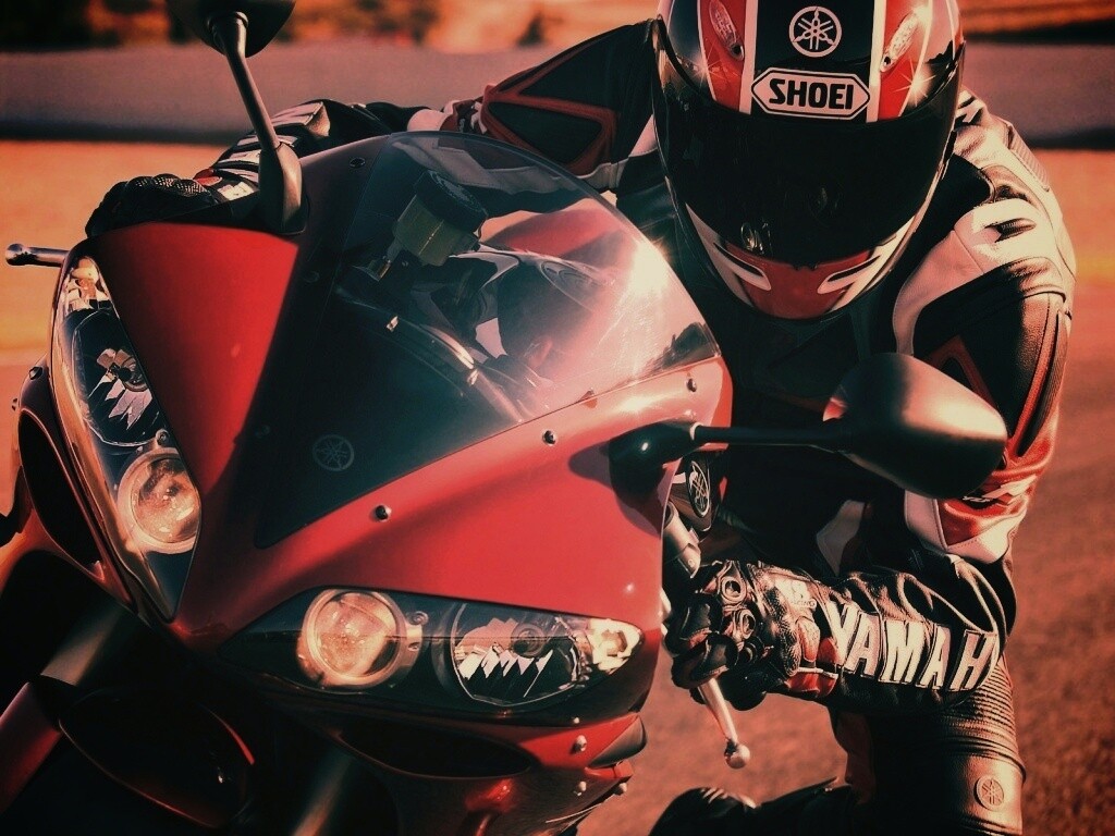 Мотоциклист на красной ямахе обои