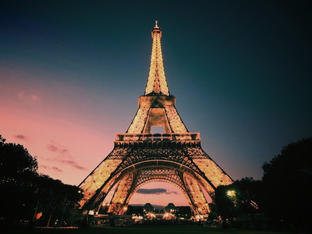 Светящаяся эйфелева башня обои