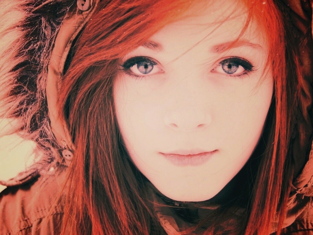 Рыжая в капюшоне обои