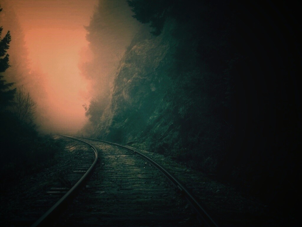 Рельсы уходя в туман обои