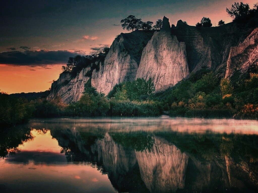 Скалы над озером обои