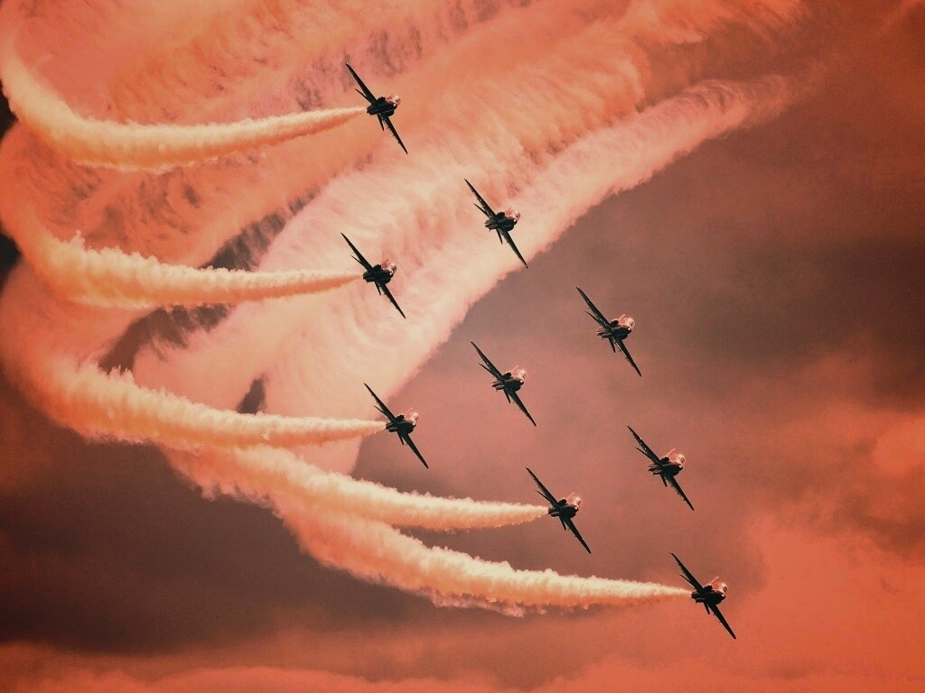 Красивая эскадра самолетов на авиашоу обои