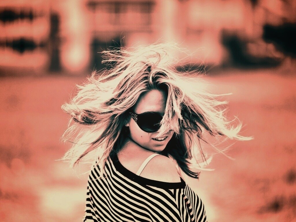 Девушка в тельняшке обои