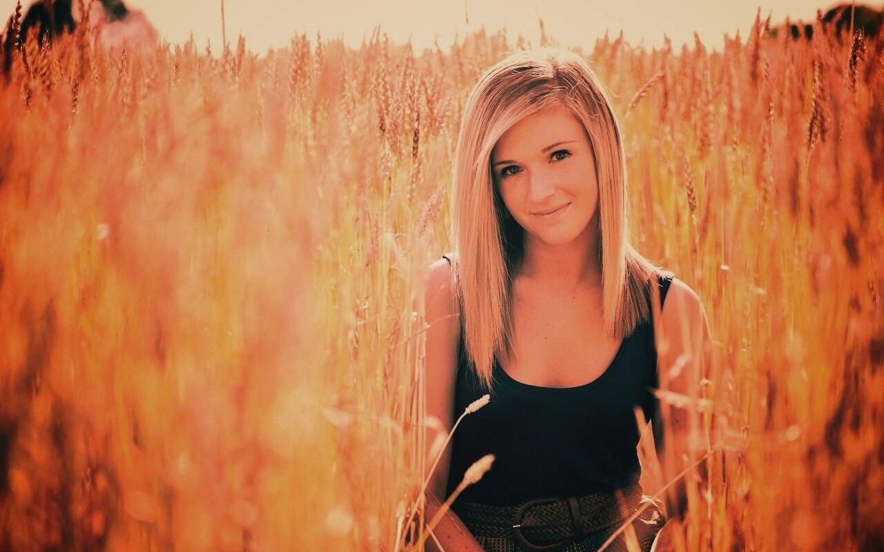 Девушка во ржи обои