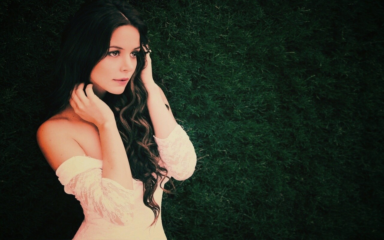 В белом платье обои