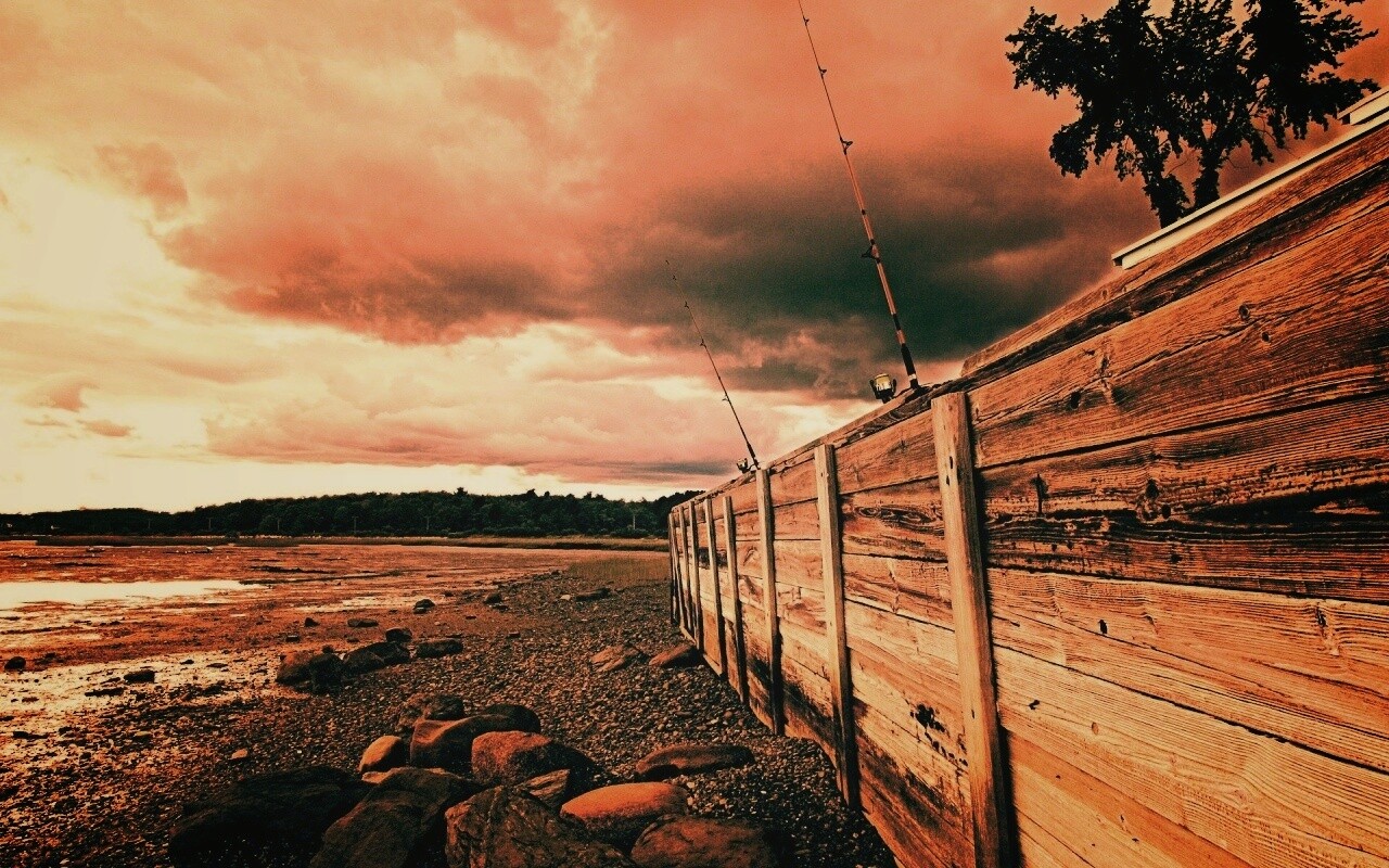 Отлив у деревянной набережной обои