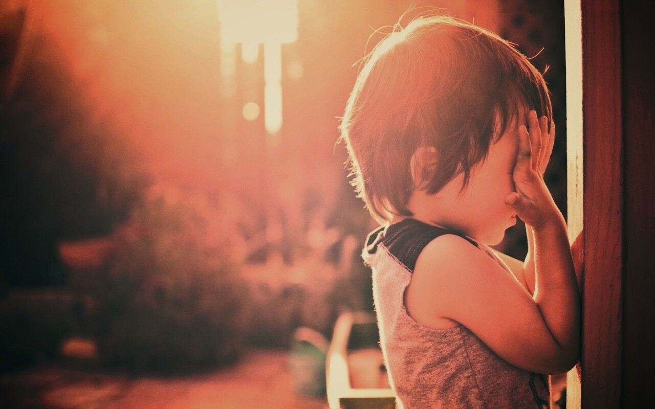 Малыш играет в прятки обои