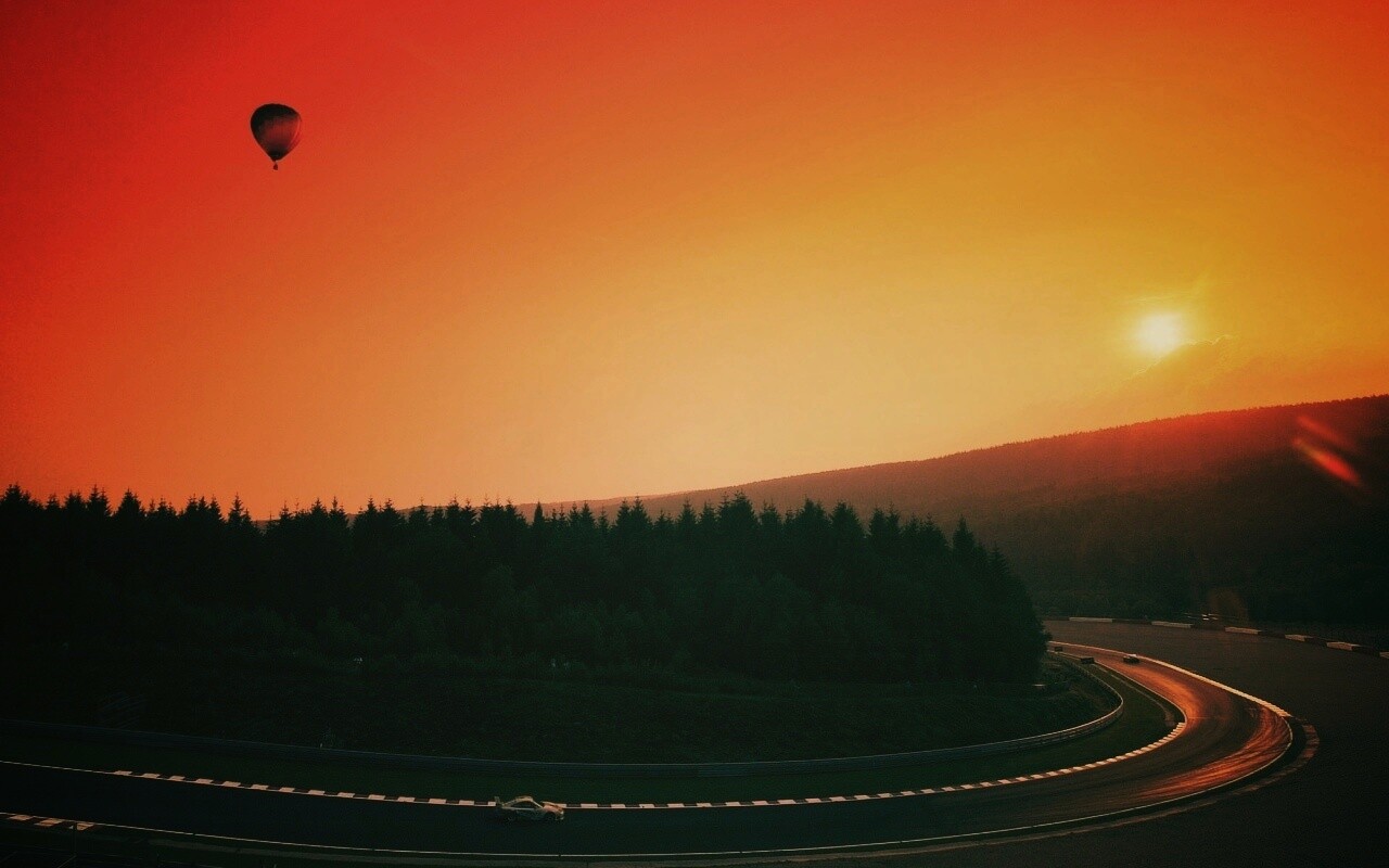 Воздушный шар над треком обои