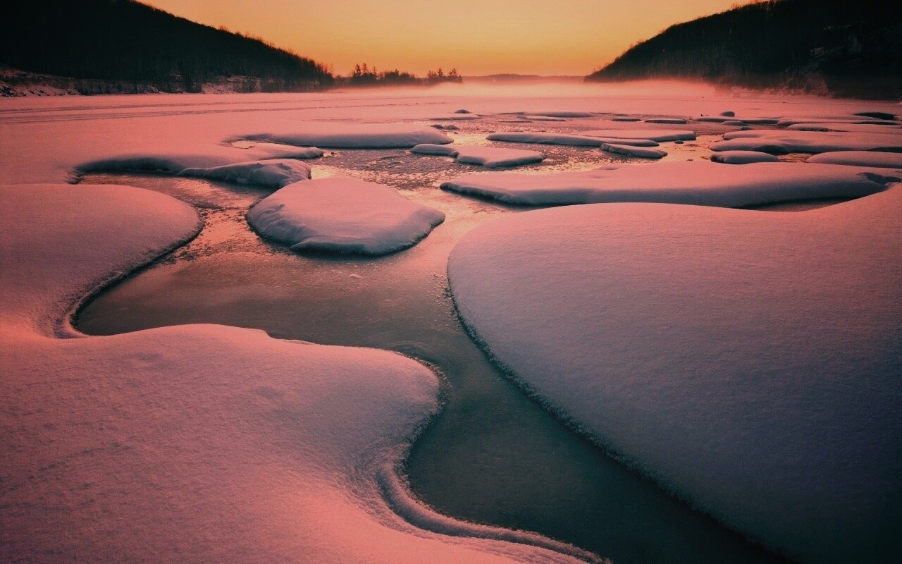 Полынья на замерзшем озере обои