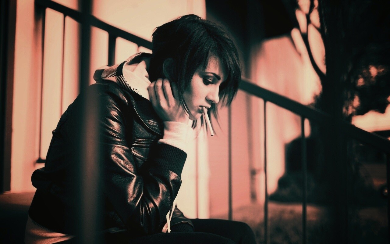 Девушка с сигаретой обои