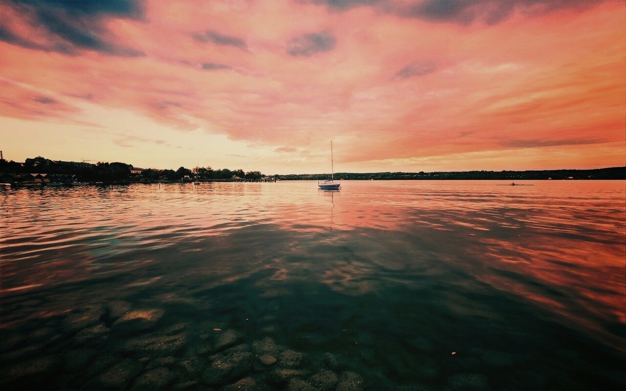 Яхта на озере обои