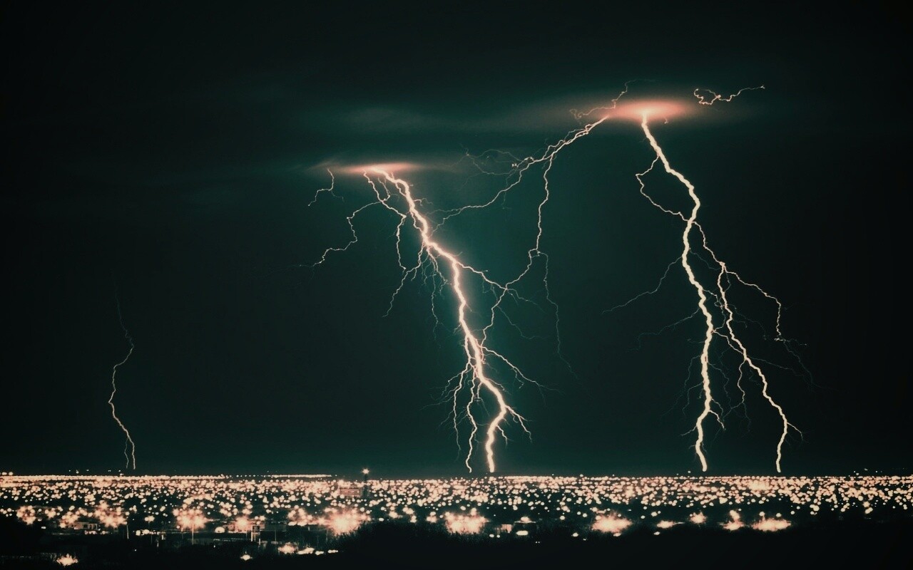 Гроза над городом обои