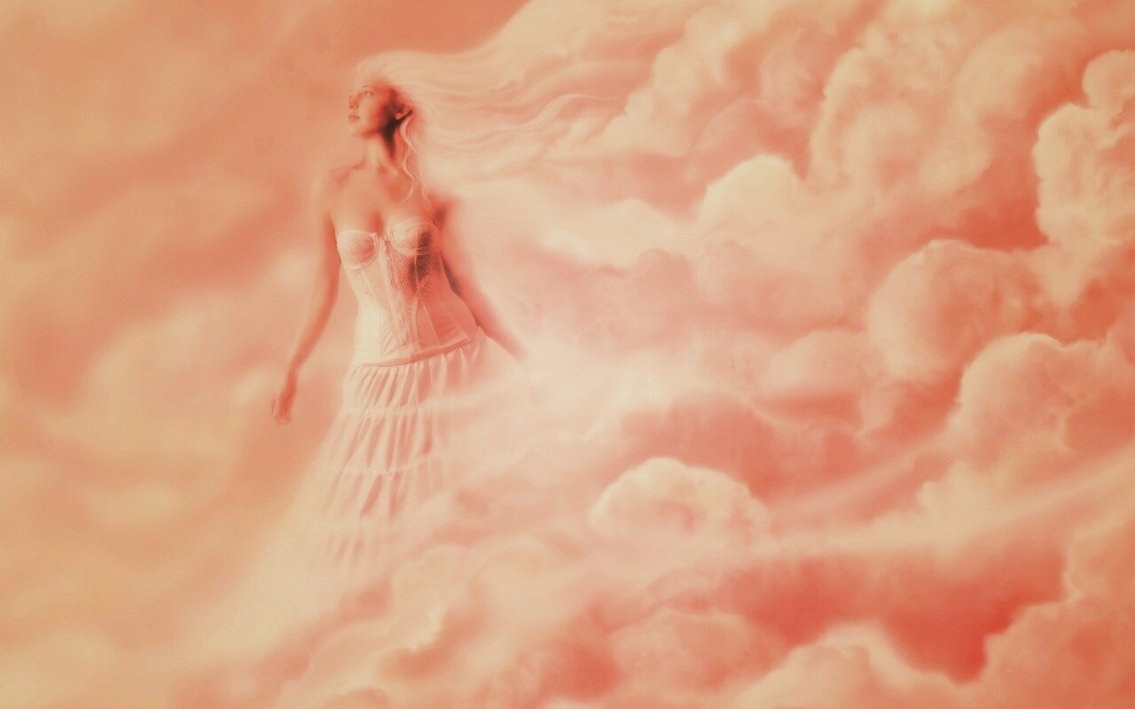 Девушка на облаках обои