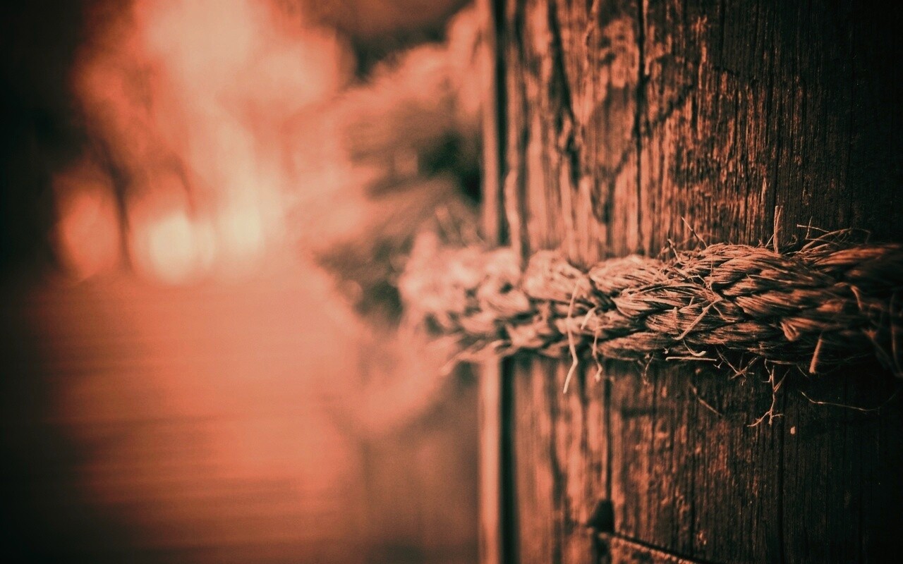 Веревка на деревянном столбе обои