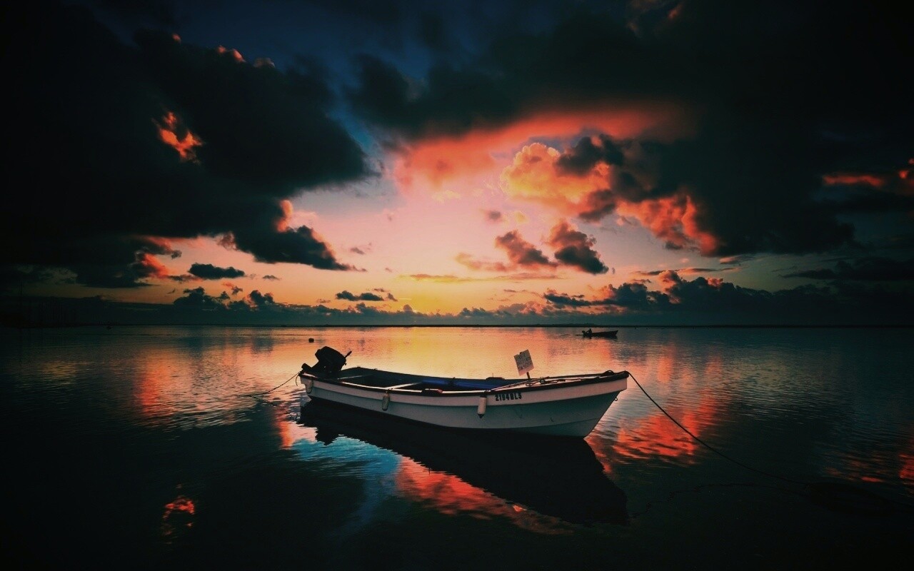 Тучи над озером обои