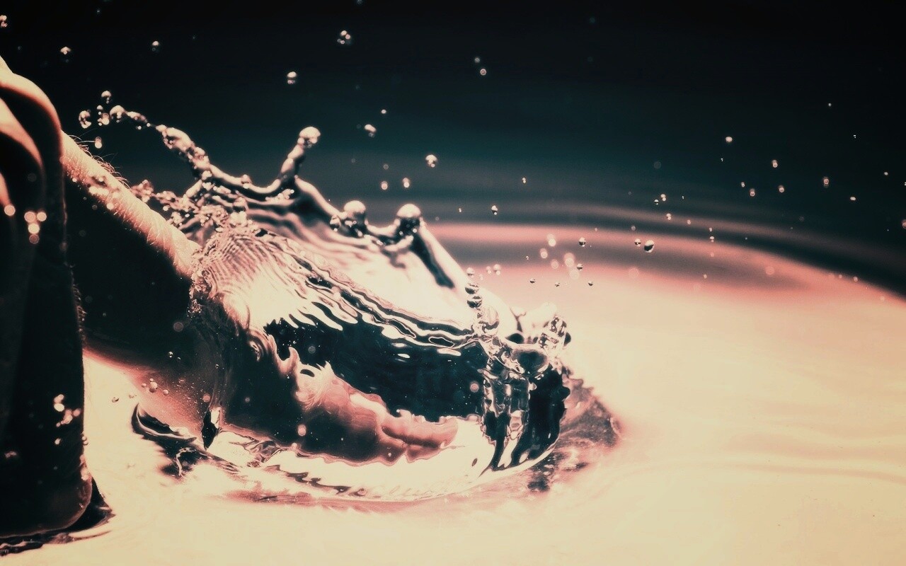 Палец в воде обои